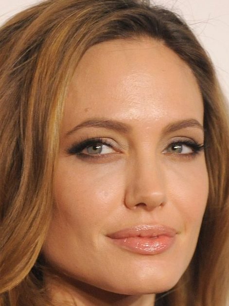 ANGELINA JOLIE DIT OUI A LA WII